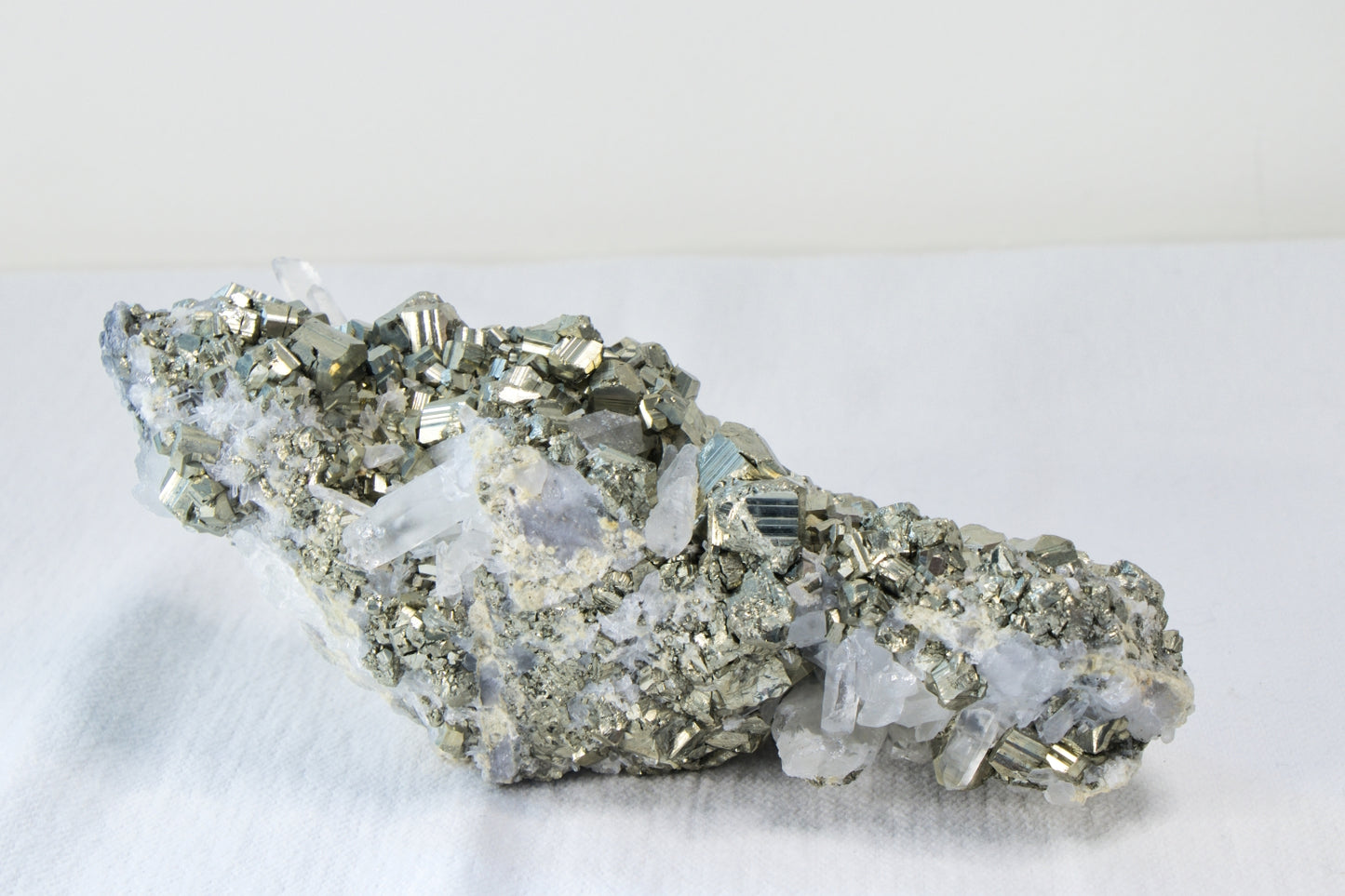 Bergkristal met Pyriet clusters