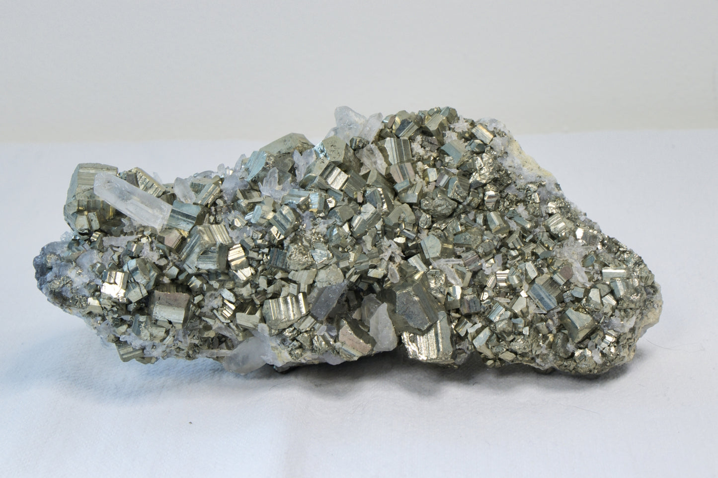 Bergkristal met Pyriet clusters